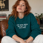 Stop Dating Sweatshirt – Koyu Yeşil – model üzerinde ön görünüm
