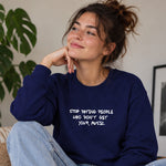 Stop Dating Sweatshirt – Lacivert – model üzerinde ön görünüm