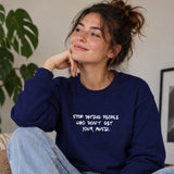 Stop Dating Sweatshirt – Lacivert – model üzerinde ön görünüm