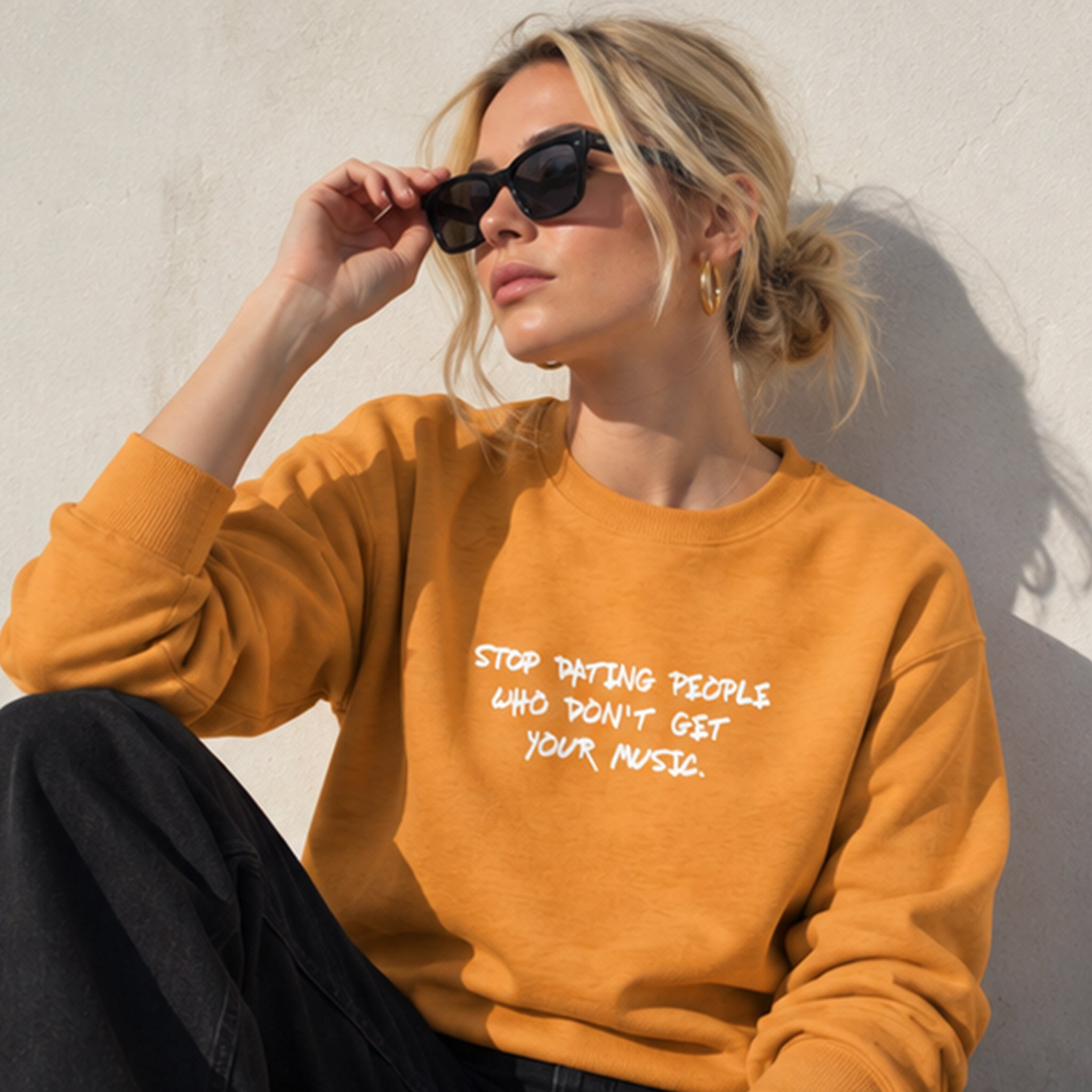 Stop Dating Sweatshirt – Turuncu – model üzerinde ön görünüm