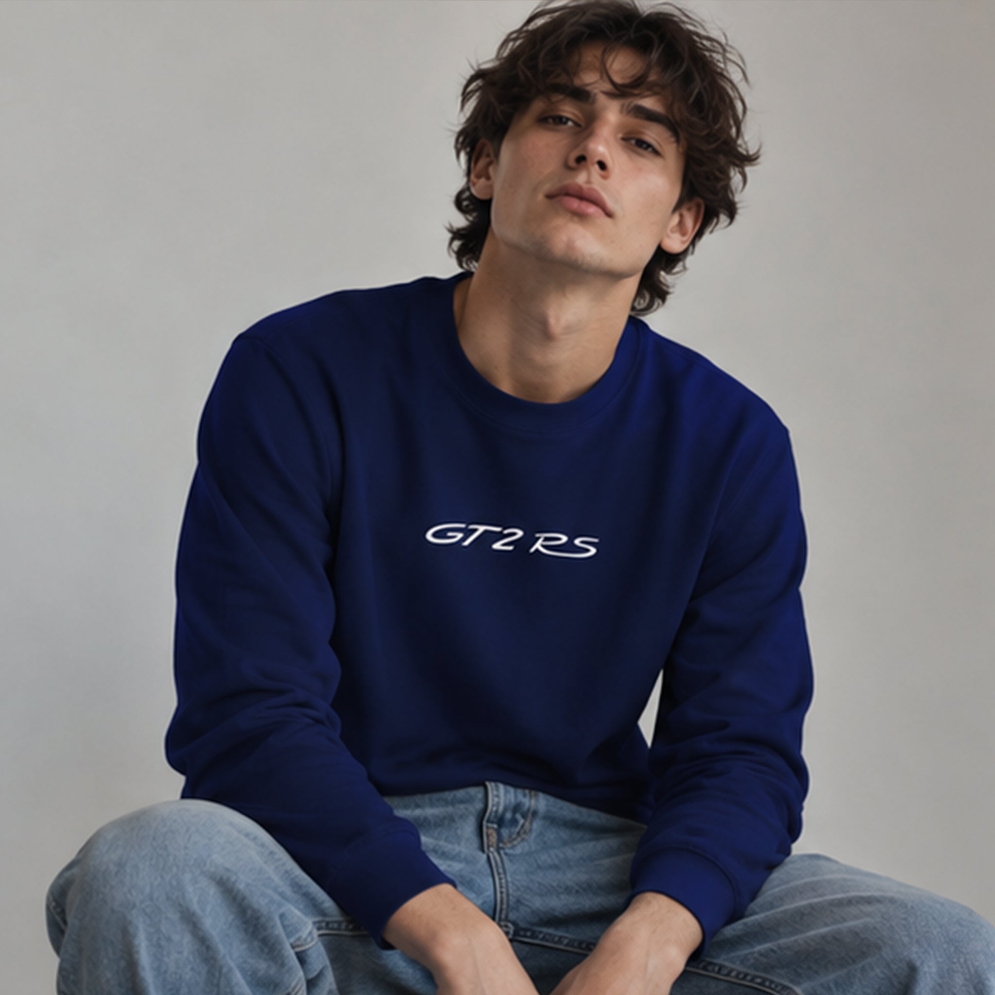 What The Fuck Is Tesla Sweatshirt – Lacivert – model üzerinde ön görünüm