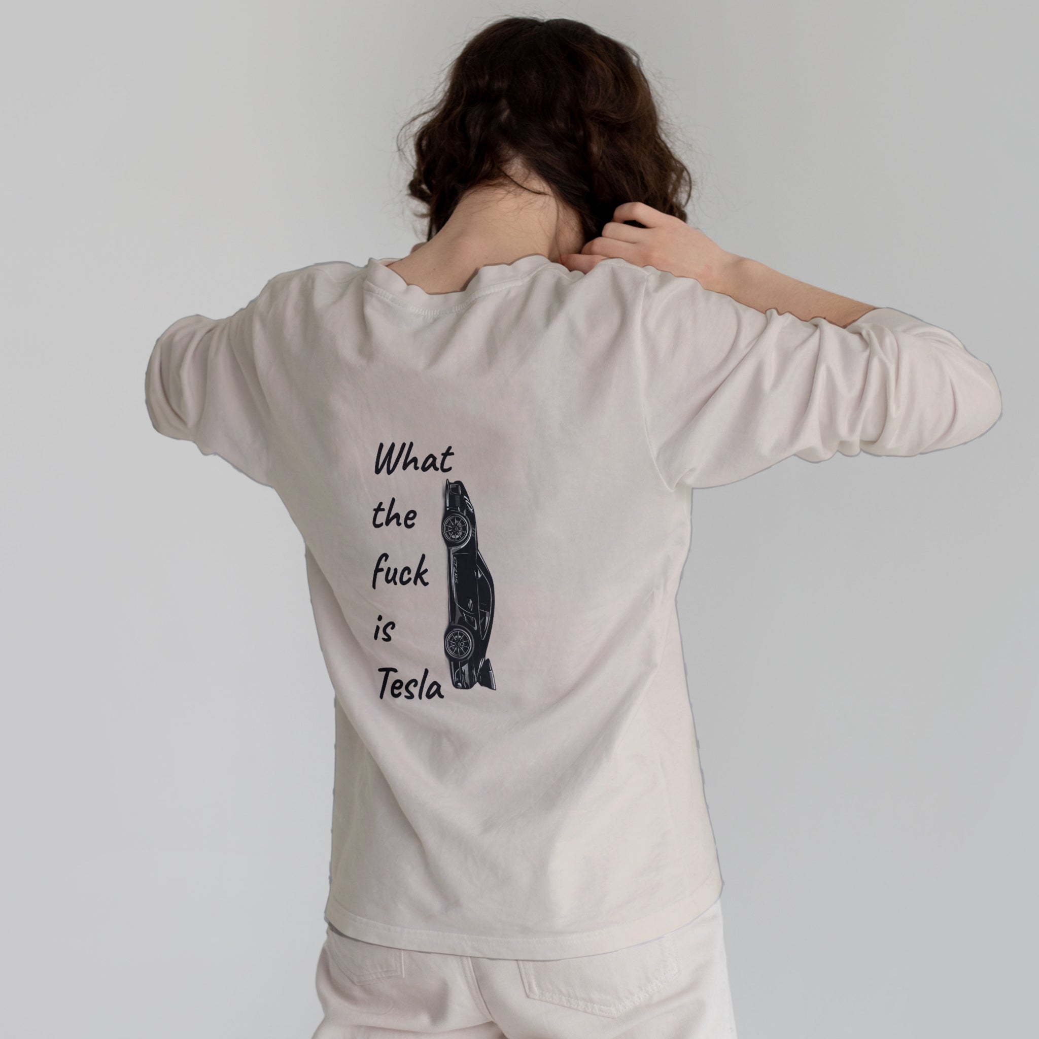 What The Fuck Is Tesla Sweatshirt – Bej – model üzerinde arka görünüm