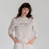 What The Fuck Is Tesla Sweatshirt – Bej – model üzerinde ön görünüm