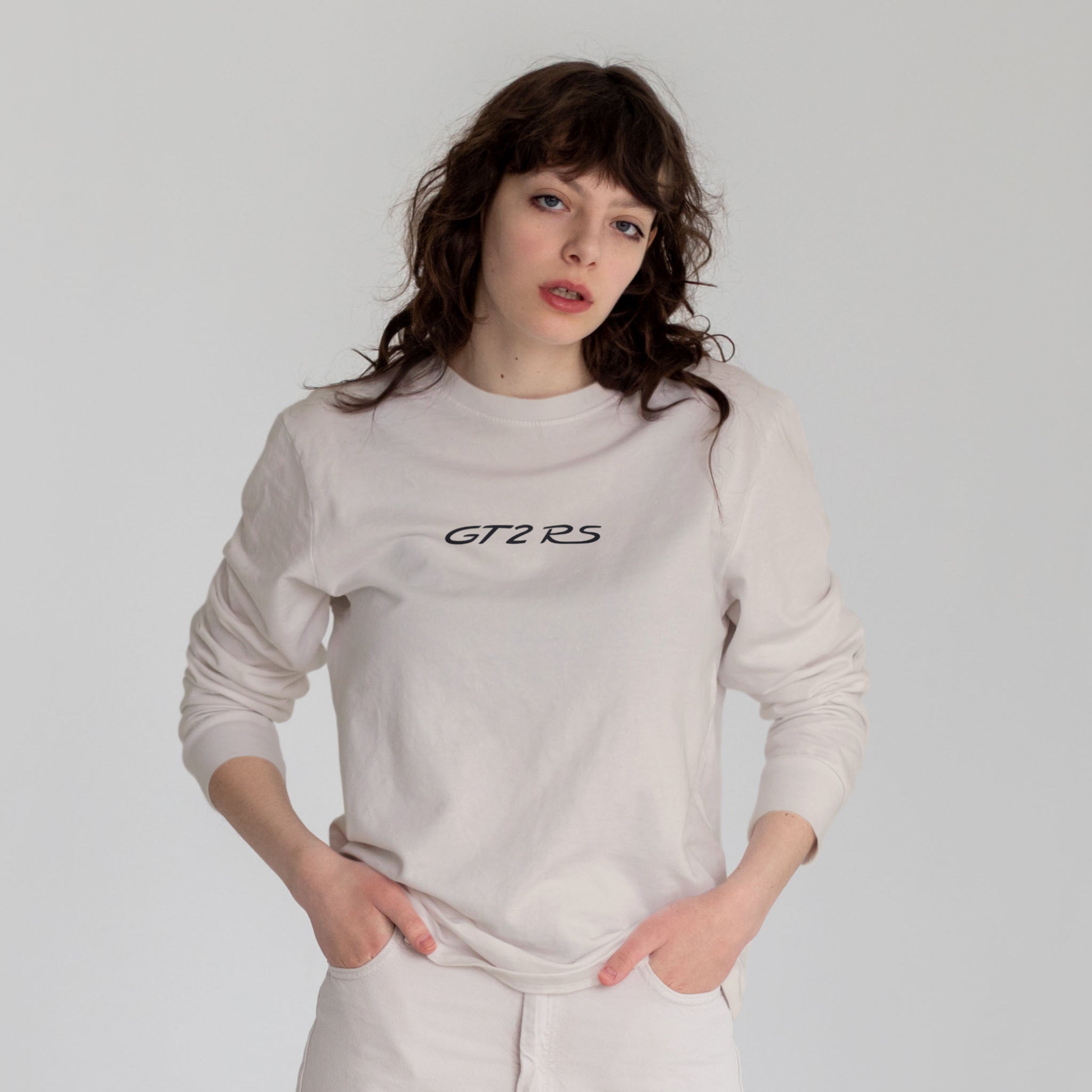What The Fuck Is Tesla Sweatshirt – Bej – model üzerinde ön görünüm