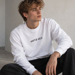 What The Fuck Is Tesla Sweatshirt – Beyaz – model üzerinde ön görünüm