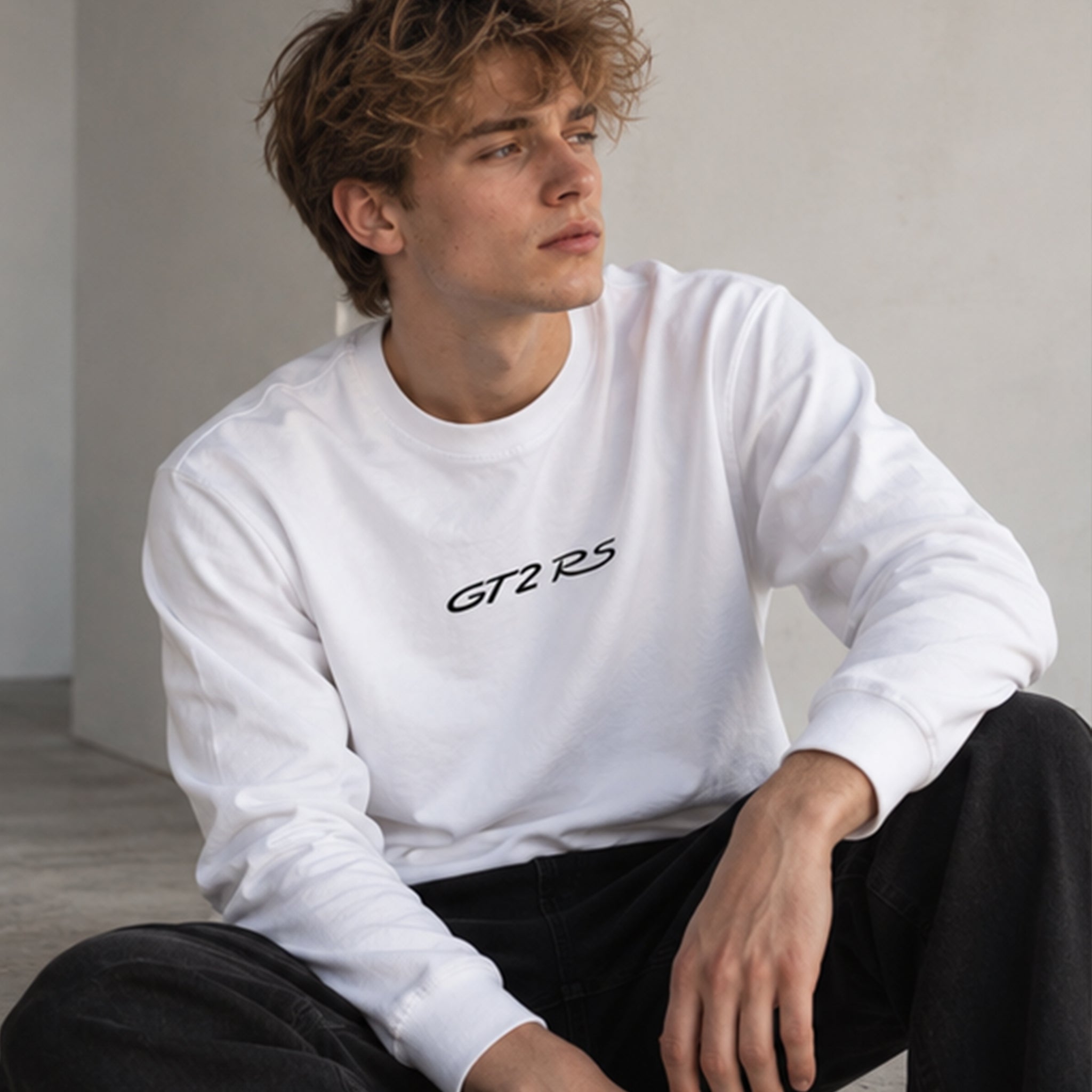 What The Fuck Is Tesla Sweatshirt – Beyaz – model üzerinde ön görünüm