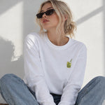 What The Fuck Is Kuzu Kulağı Sweatshirt – Beyaz – model üzerinde ön görünüm