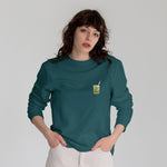 What The Fuck Is Kuzu Kulağı Sweatshirt – Koyu Yeşil – model üzerinde ön görünüm