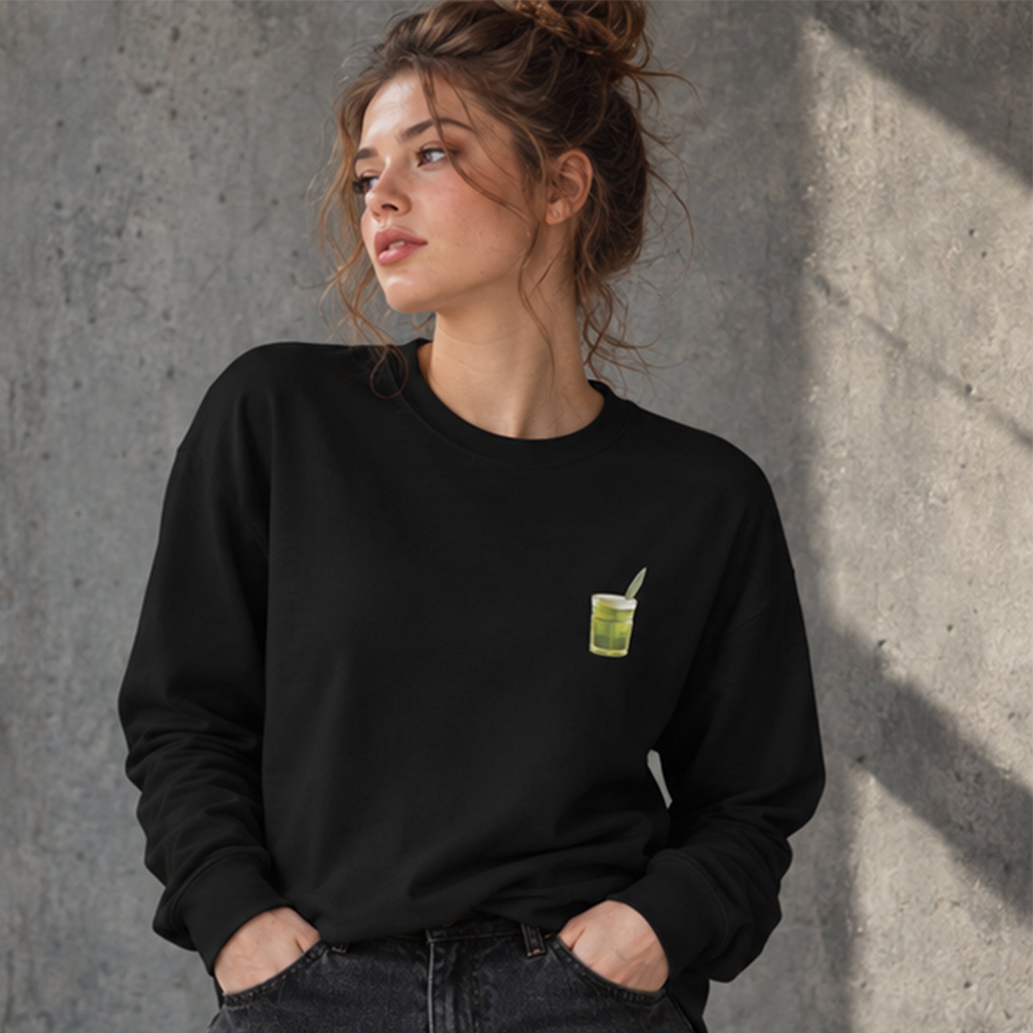 What The Fuck Is Kuzu Kulağı Sweatshirt – Siyah – model üzerinde ön görünüm