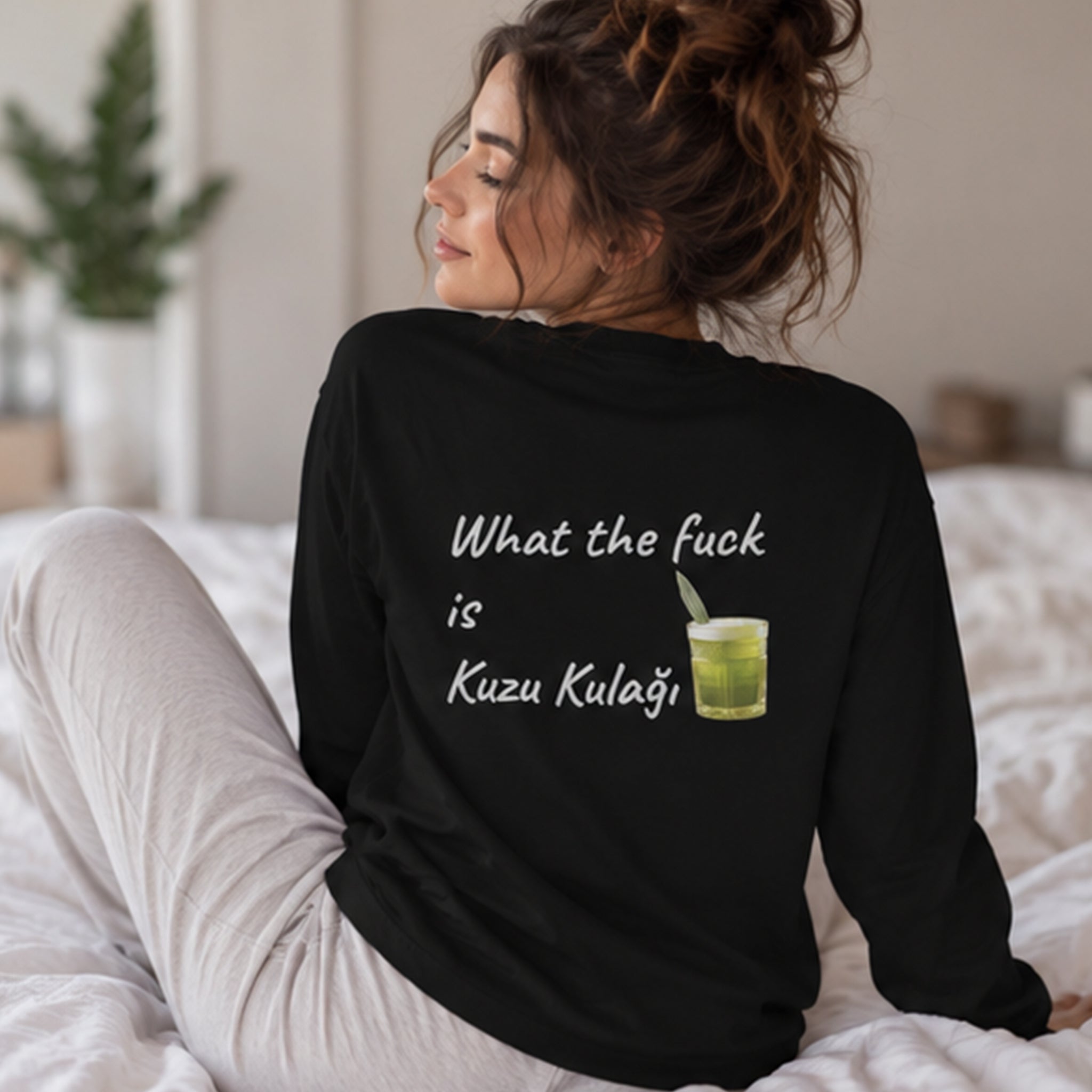 What The Fuck Is Kuzu Kulağı Sweatshirt – Siyah – model üzerinde arka görünüm