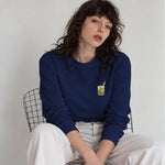 What The Fuck Is Kuzu Kulağı Sweatshirt – Lacivert – model üzerinde ön görünüm