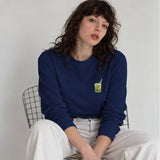 What The Fuck Is Kuzu Kulağı Sweatshirt – Lacivert – model üzerinde ön görünüm
