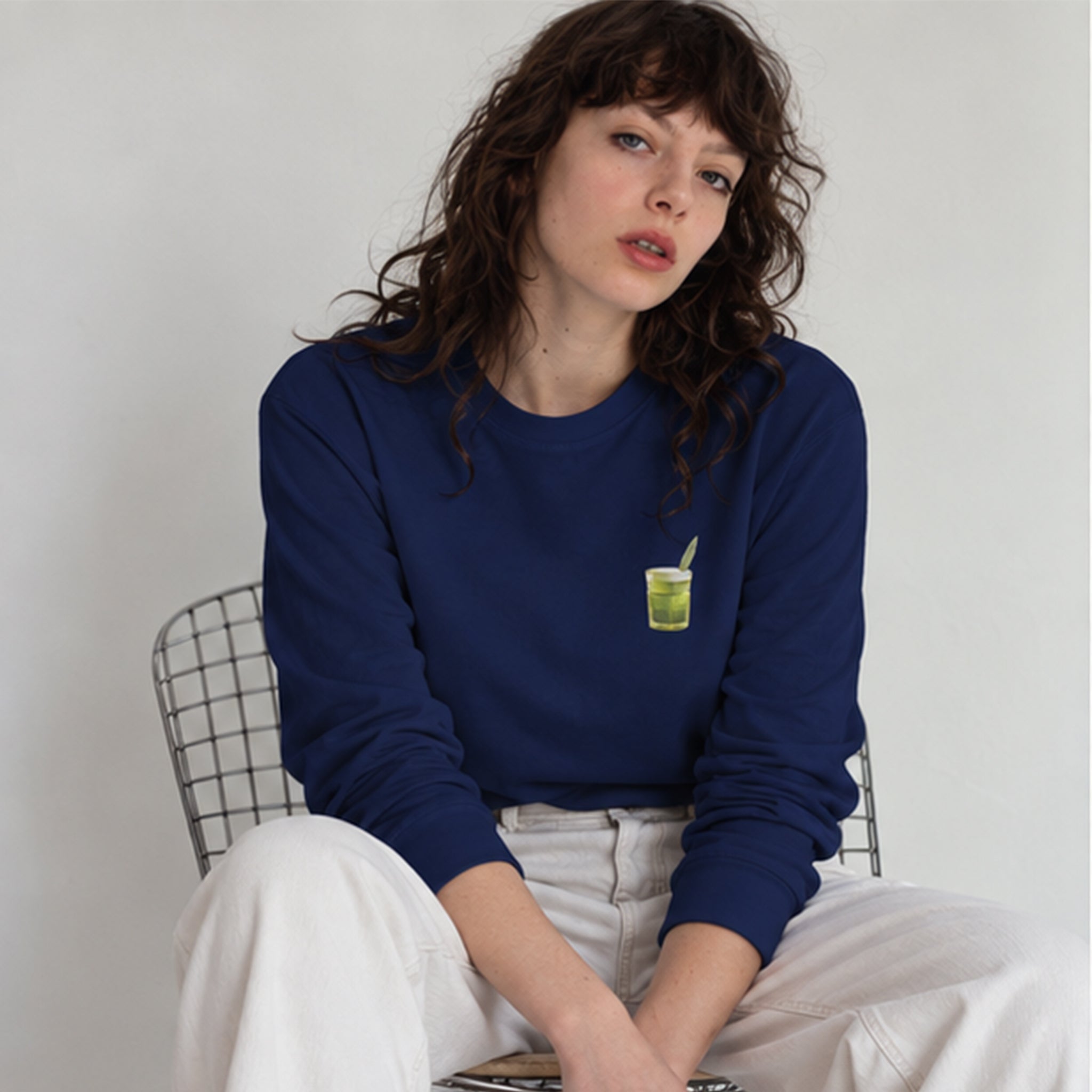 What The Fuck Is Kuzu Kulağı Sweatshirt – Lacivert – model üzerinde ön görünüm