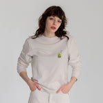 What The Fuck Is Kuzu Kulağı Sweatshirt – Bej – model üzerinde ön görünüm