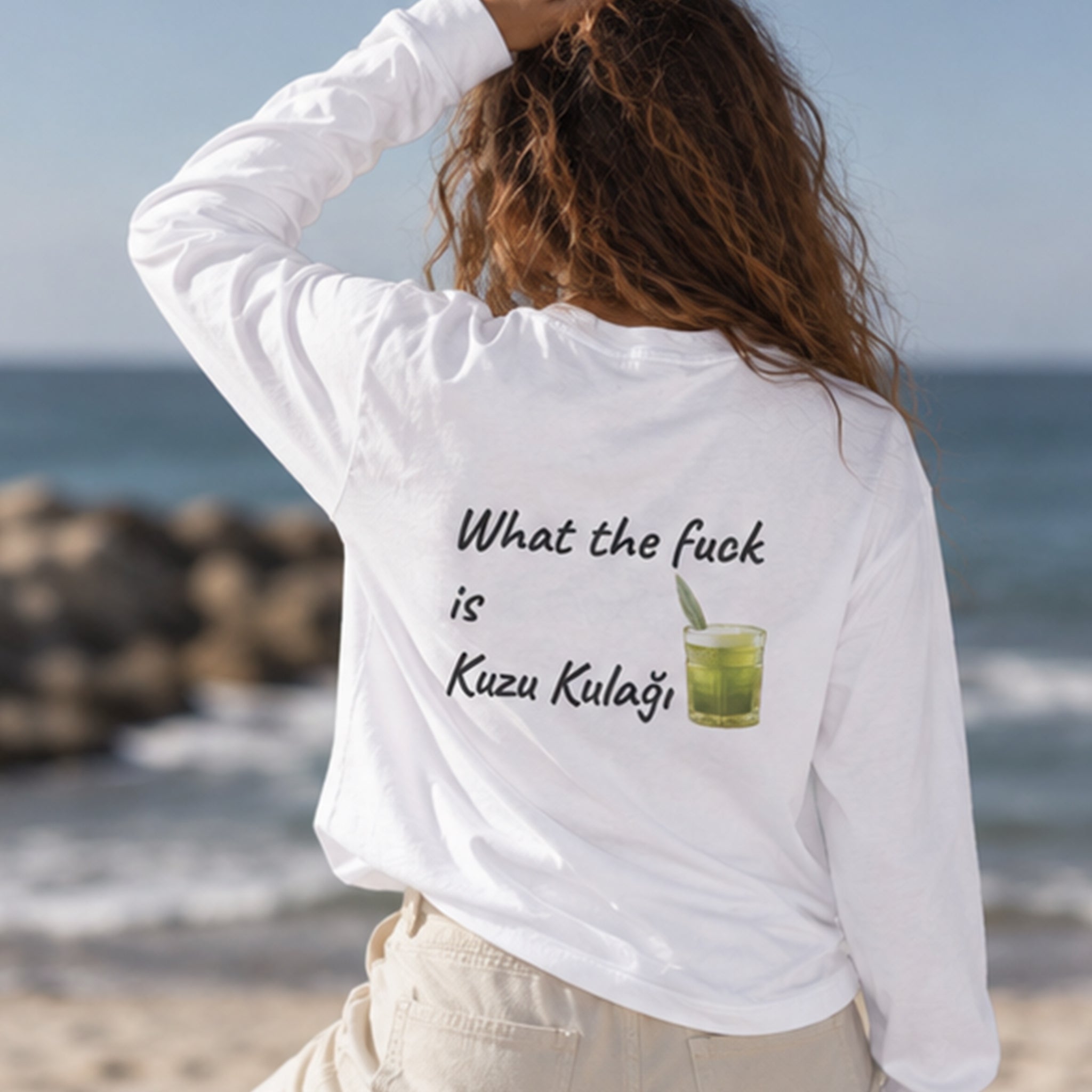 What The Fuck Is Kuzu Kulağı Sweatshirt – Beyaz – model üzerinde arka görünüm