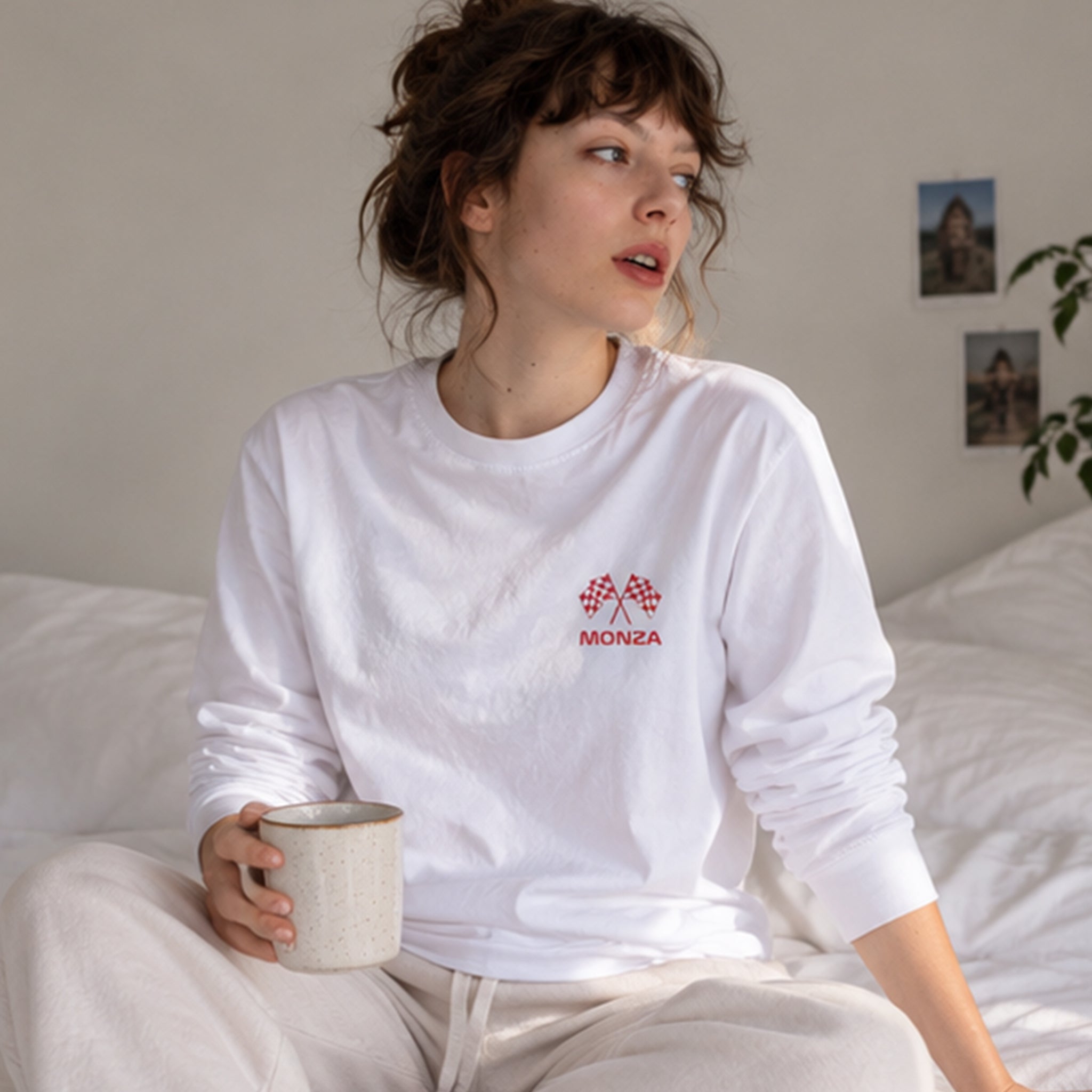 Monza Grand Prix Sweatshirt – Beyaz – model üzerinde ön görünüm