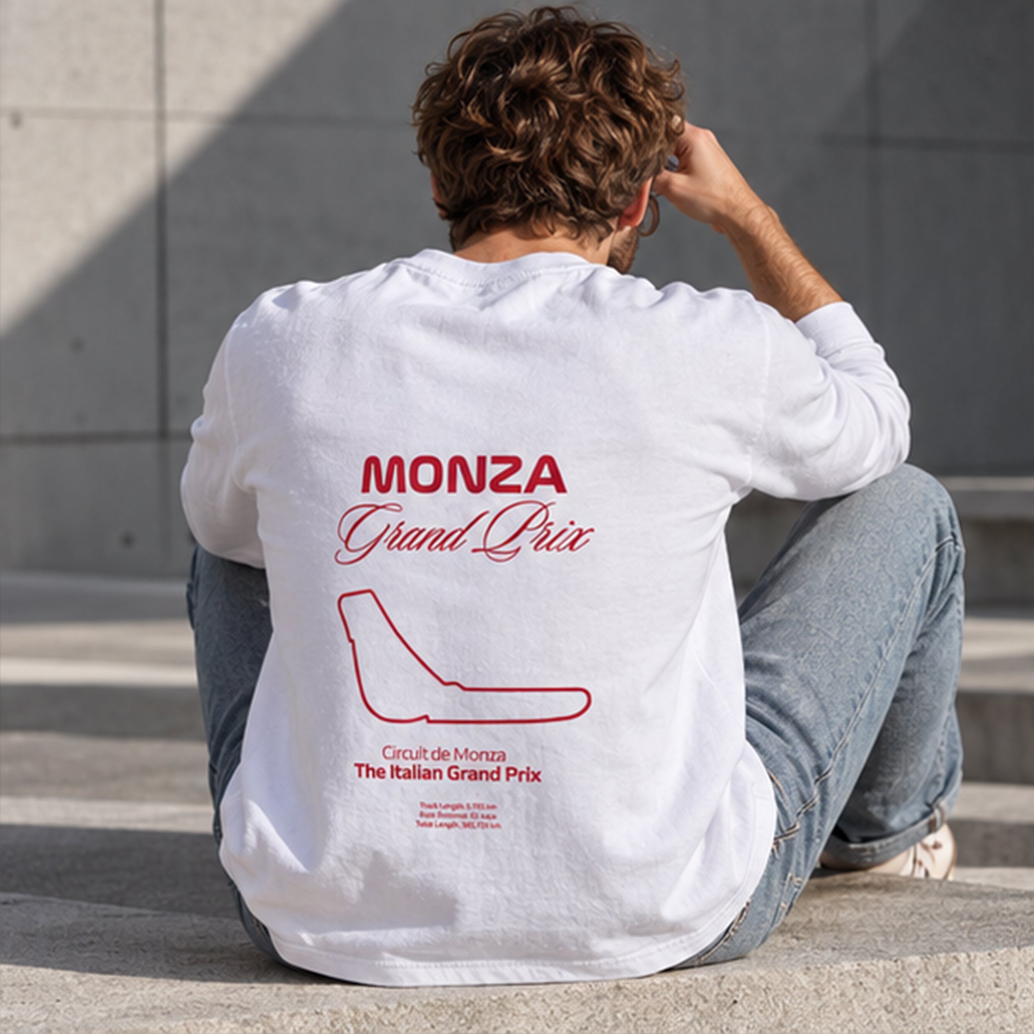 Monza Grand Prix Sweatshirt – Beyaz – model üzerinde arka görünüm