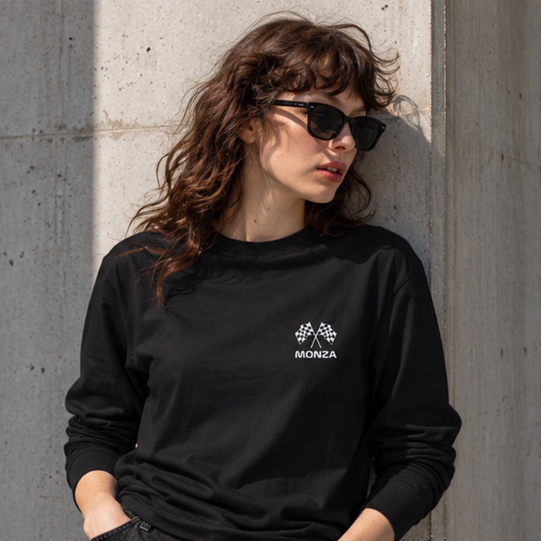 Monza Grand Prix Sweatshirt – Siyah – model üzerinde ön görünüm