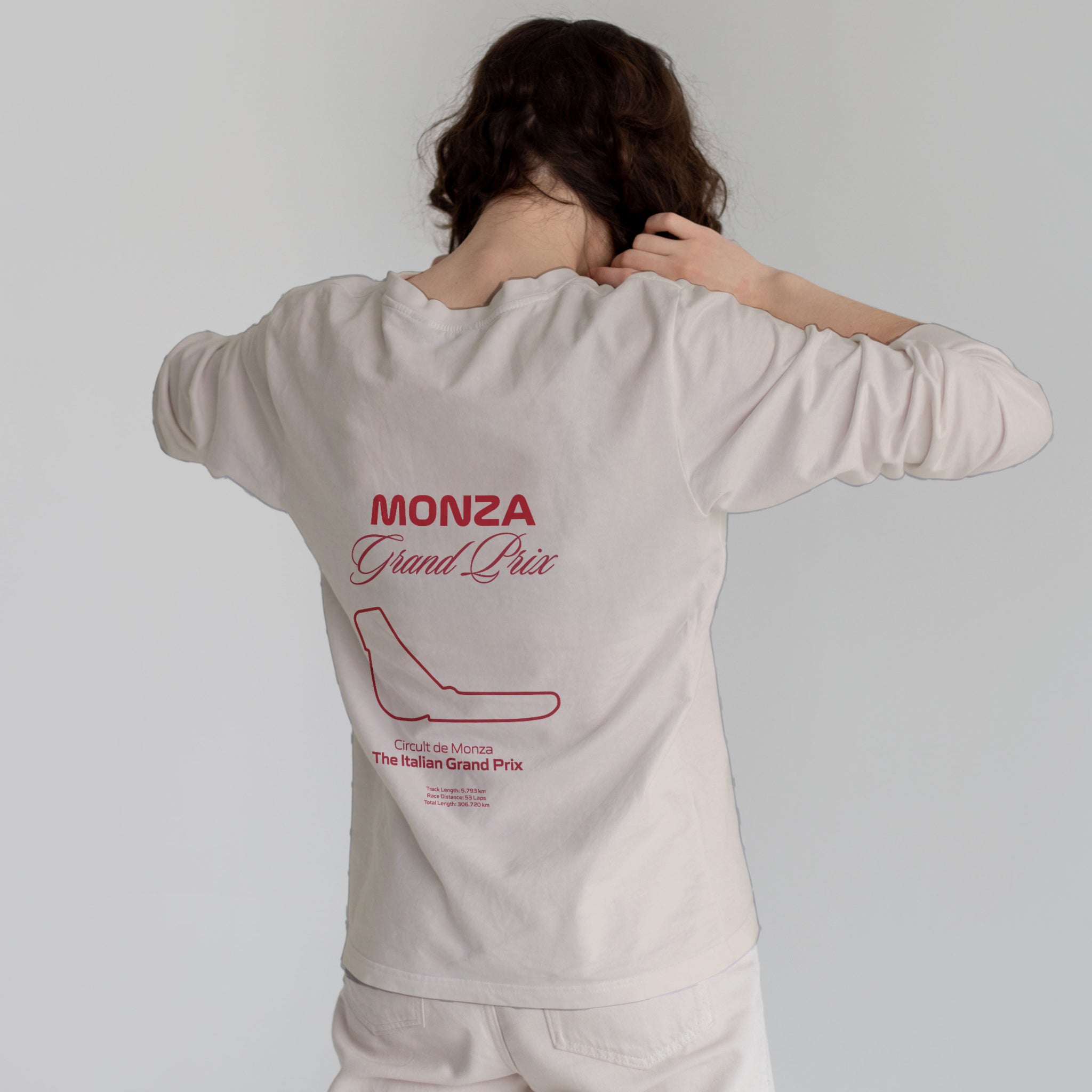 Monza Grand Prix Sweatshirt – Bej – model üzerinde arka görünüm