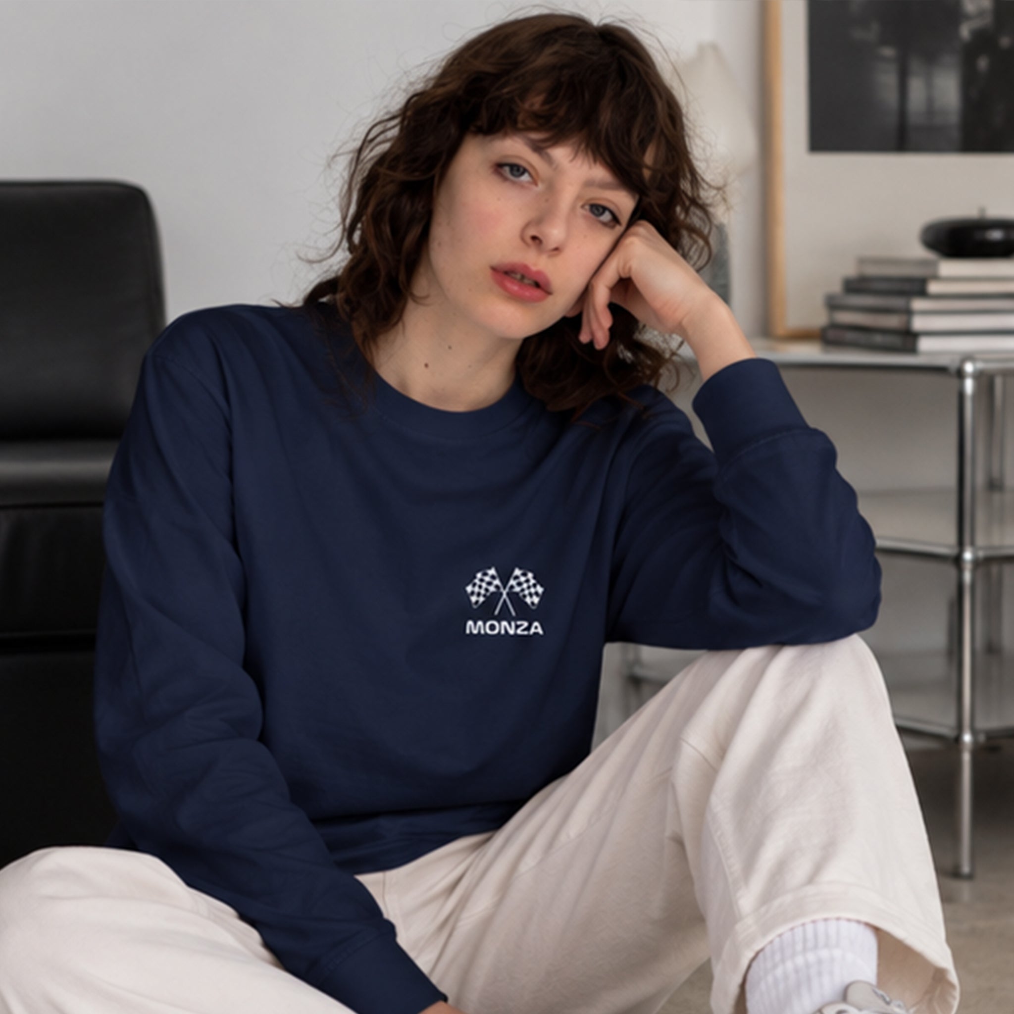 Monza Grand Prix Sweatshirt – Lacivert – model üzerinde ön görünüm