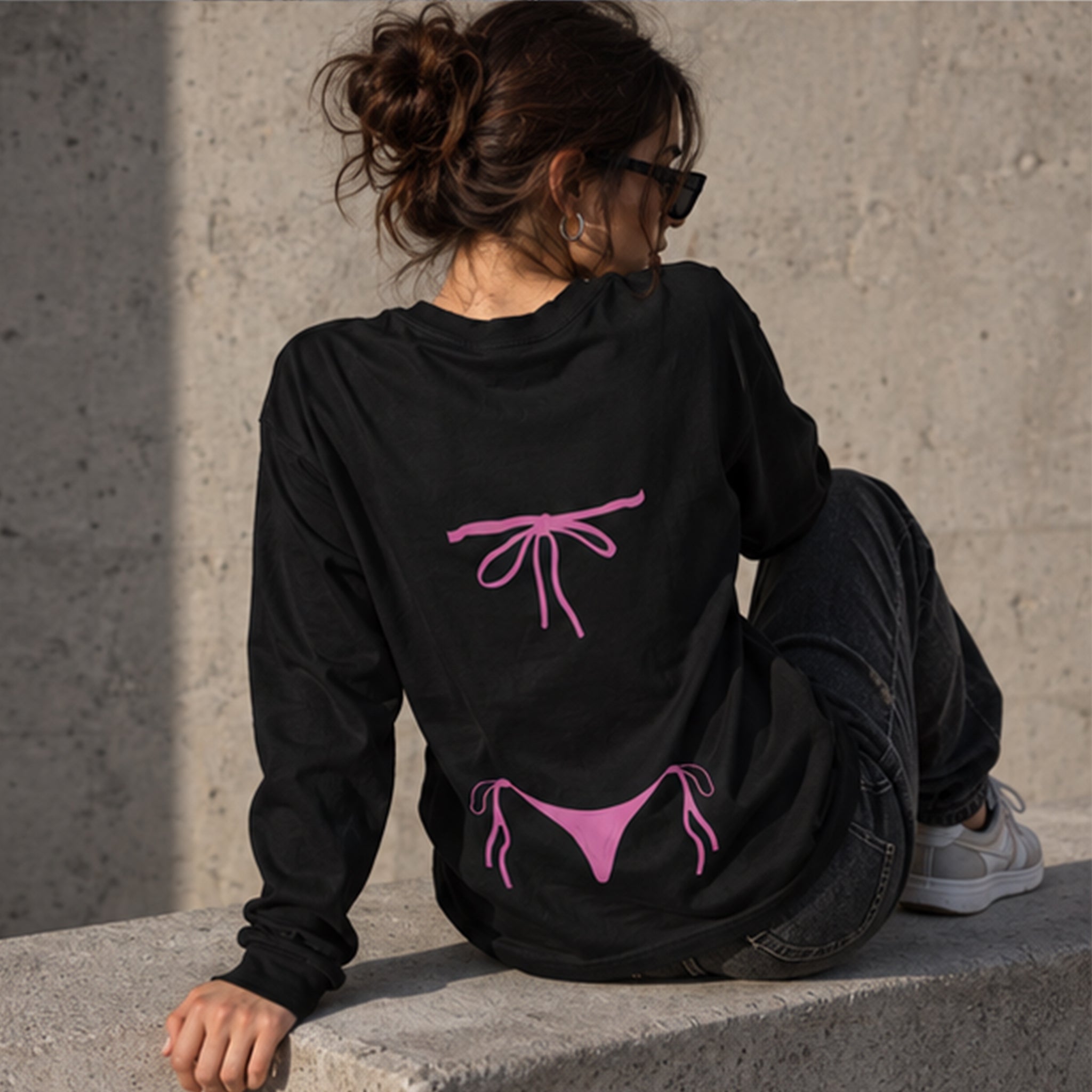 Pink Bikini Sweatshirt – Siyah – model üzerinde arka görünüm