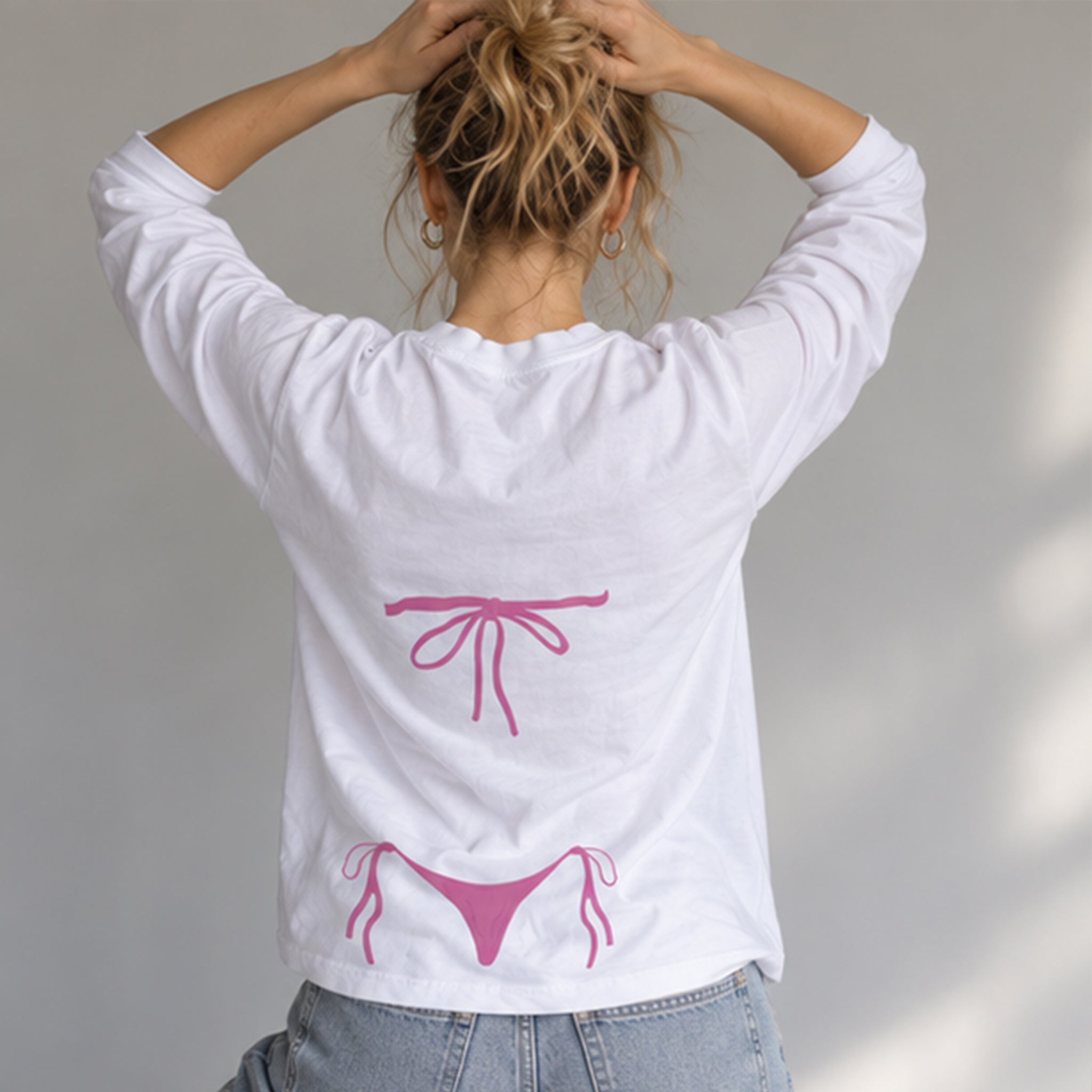 Pink Bikini Sweatshirt – Beyaz – model üzerinde arka görünüm