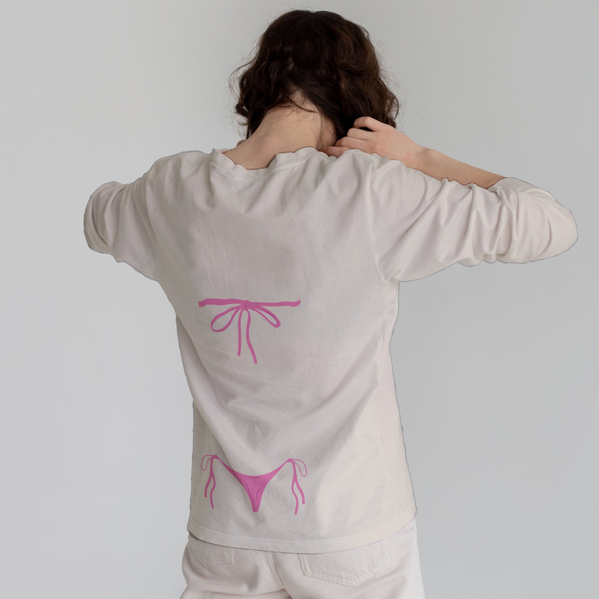 Pink Bikini Sweatshirt – Bej – model üzerinde arka görünüm