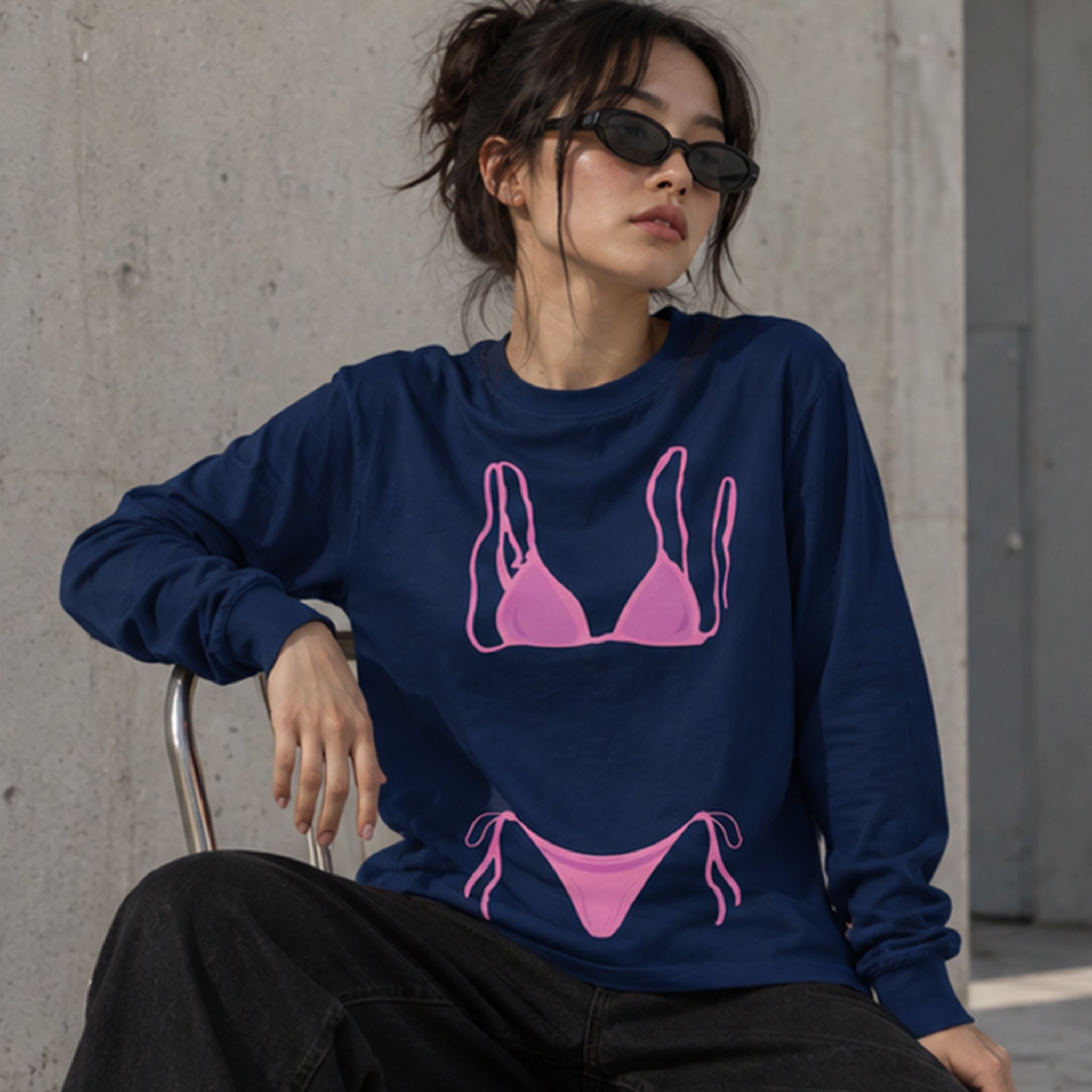 Pink Bikini Sweatshirt – Lacivert – model üzerinde ön görünüm