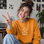 I Miss Is Extra Money Sweatshirt – Turuncu – model üzerinde ön görünüm