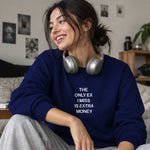 I Miss Is Extra Money Sweatshirt – Lacivert – model üzerinde ön görünüm