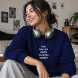 I Miss Is Extra Money Sweatshirt – Lacivert – model üzerinde ön görünüm