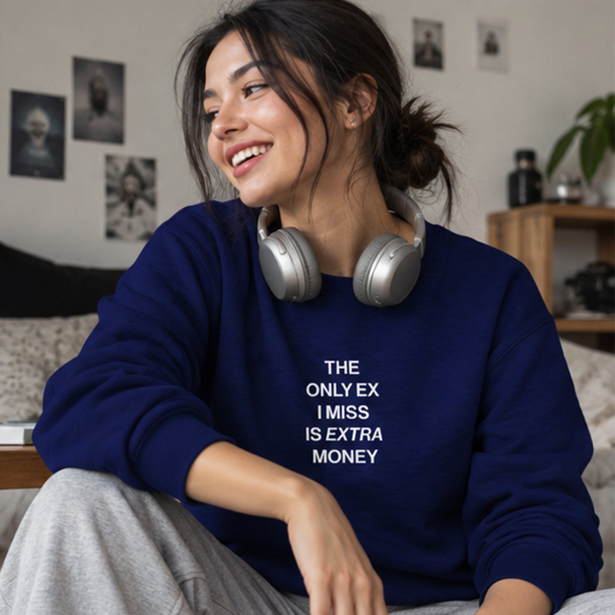 I Miss Is Extra Money Sweatshirt – Lacivert – model üzerinde ön görünüm