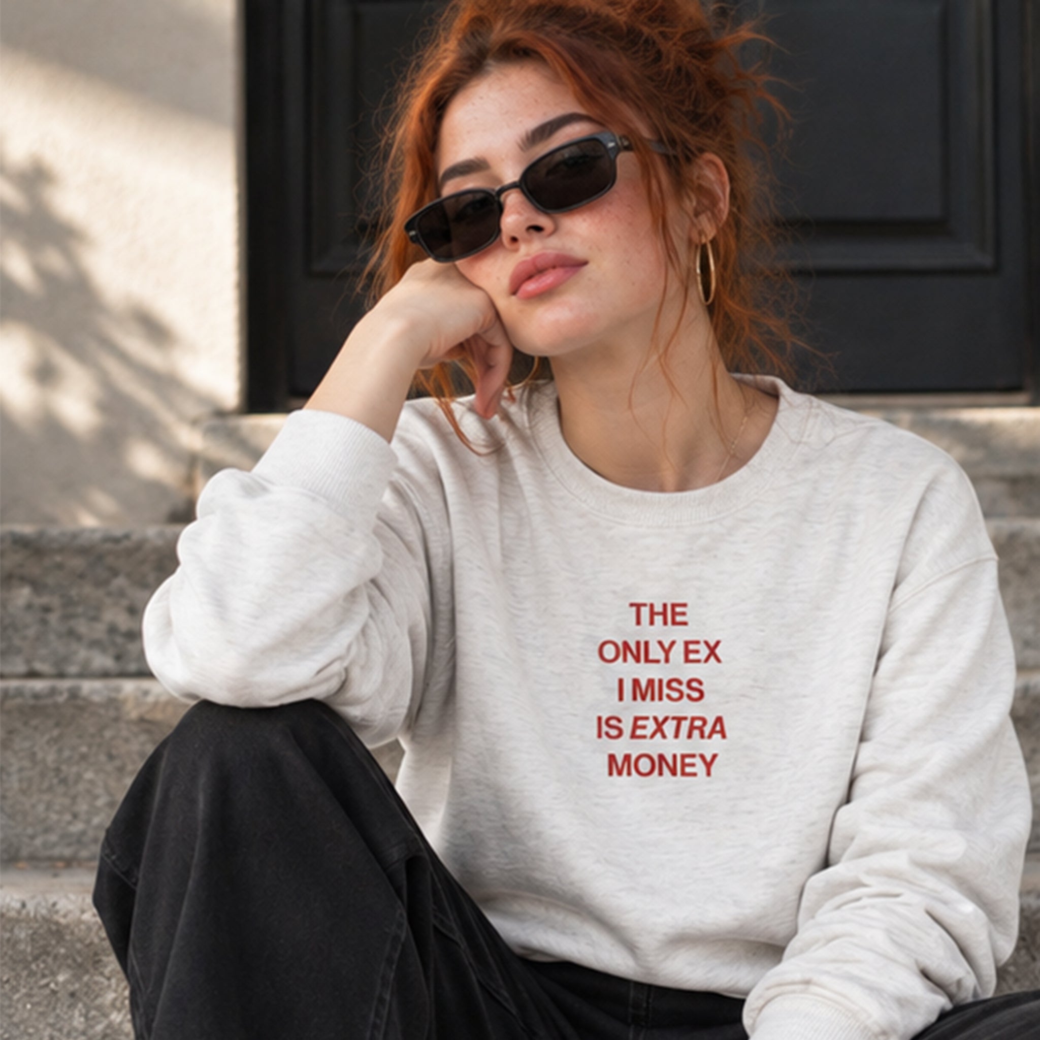 I Miss Is Extra Money Sweatshirt – Beyaz – model üzerinde ön görünüm