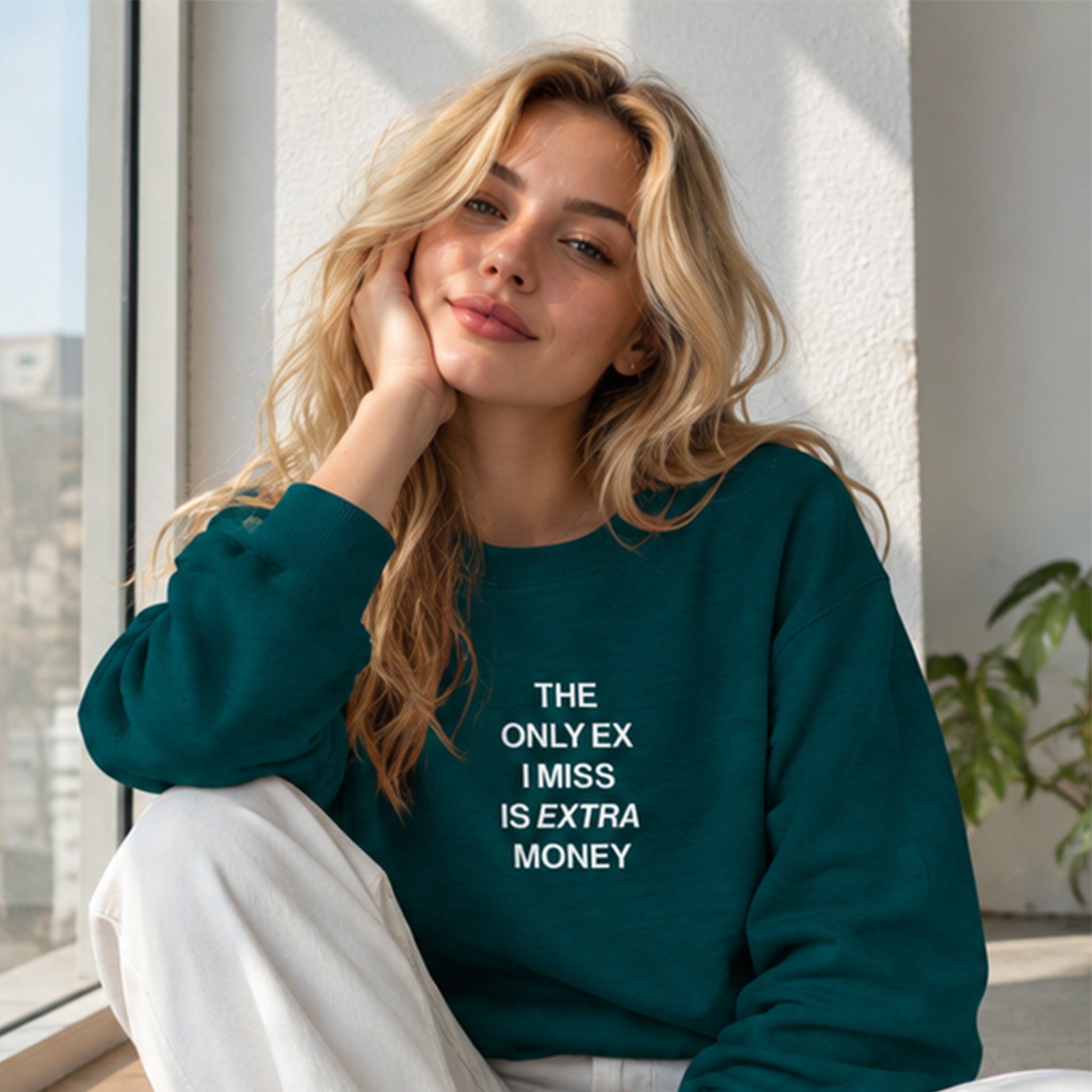 I Miss Is Extra Money Sweatshirt – Koyu Yeşil – model üzerinde ön görünüm