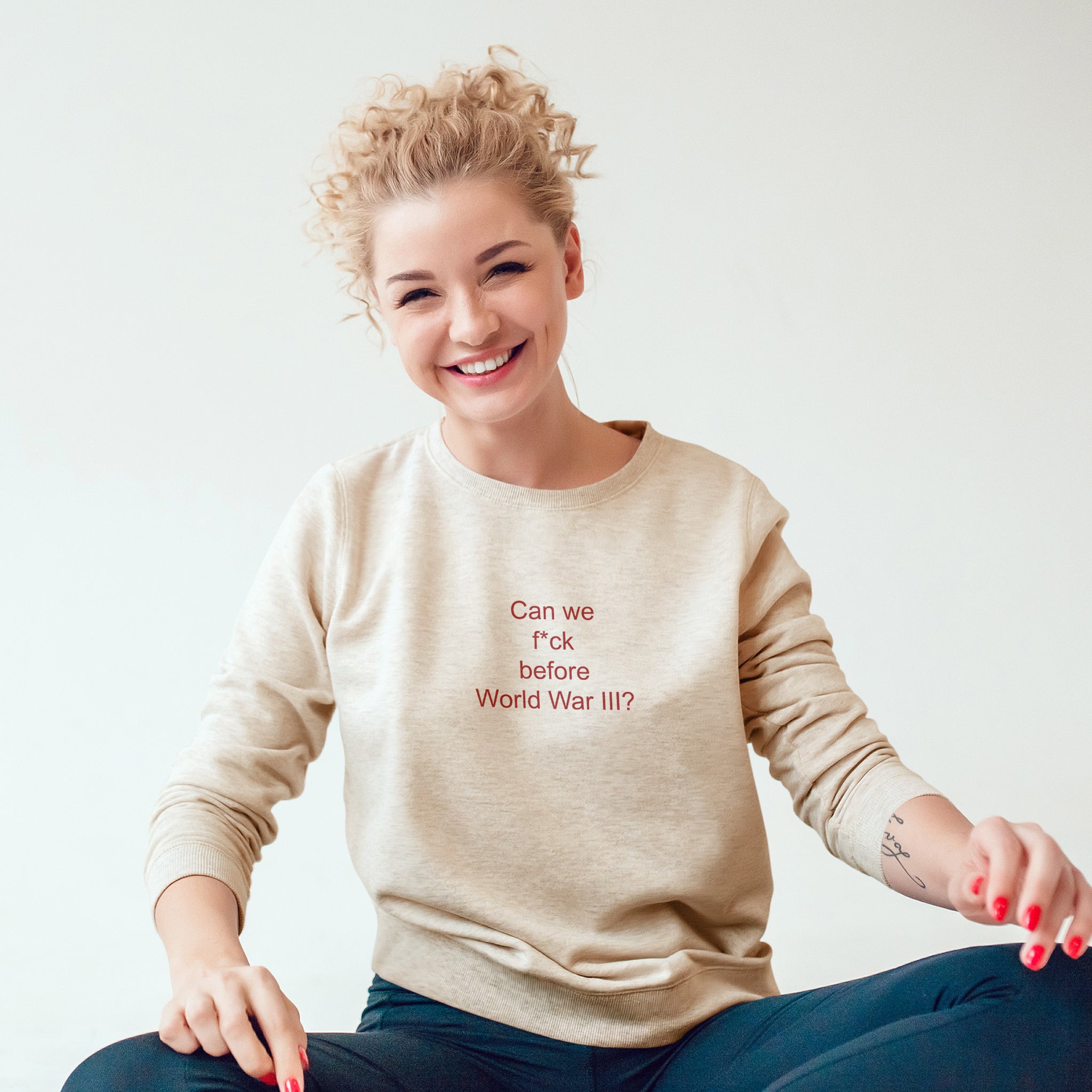 Before World War 3 Sweatshirt – Bej – model üzerinde ön görünüm