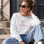Before World War 3 Sweatshirt – Beyaz – model üzerinde ön görünüm