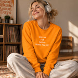 Before World War 3 Sweatshirt – Turuncu – model üzerinde ön görünüm