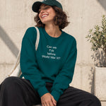 Before World War 3 Sweatshirt – Koyu Yeşil – model üzerinde ön görünüm