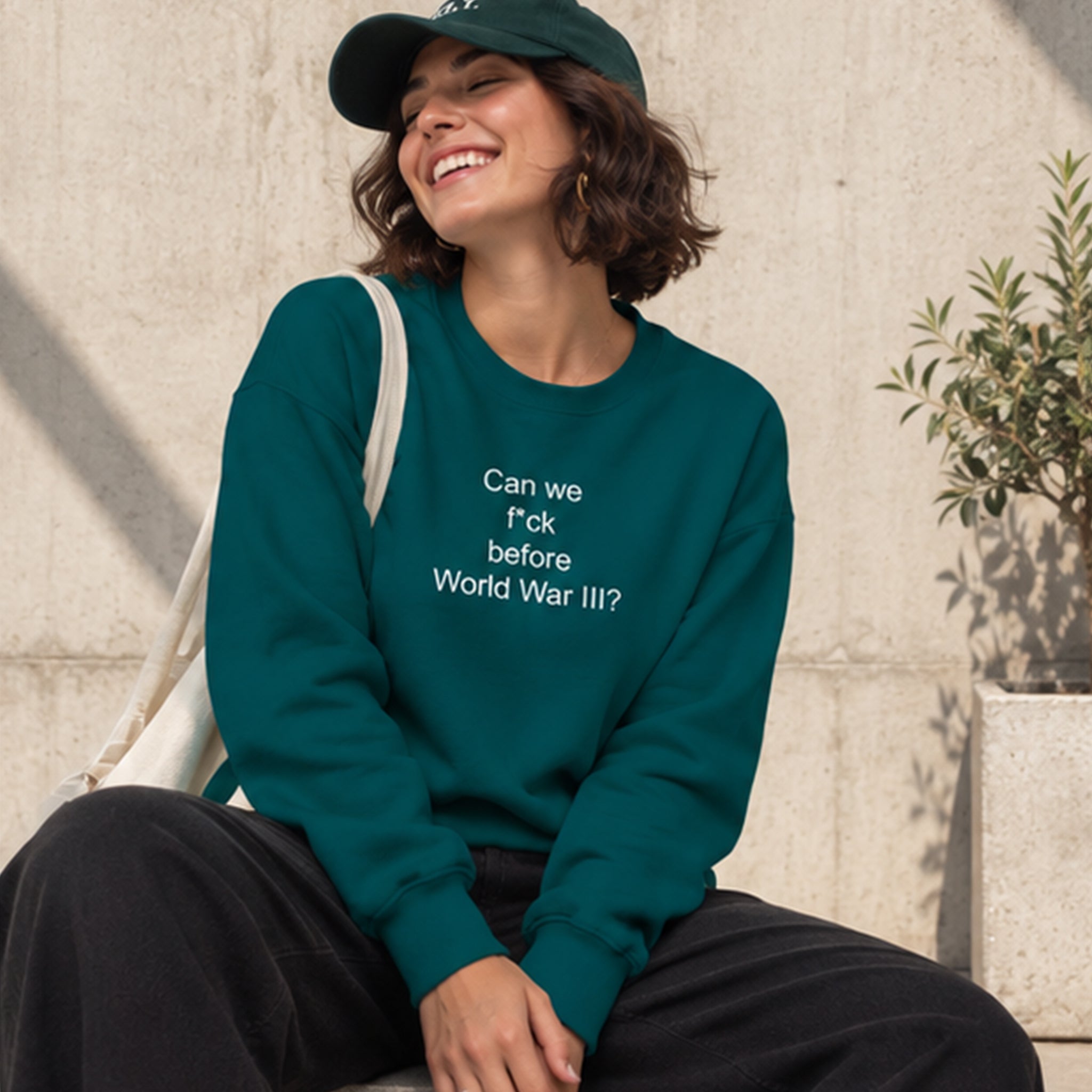 Before World War 3 Sweatshirt – Koyu Yeşil – model üzerinde ön görünüm