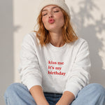 Kiss Me It's My Birthday Sweatshirt – Beyaz – model üzerinde ön görünüm