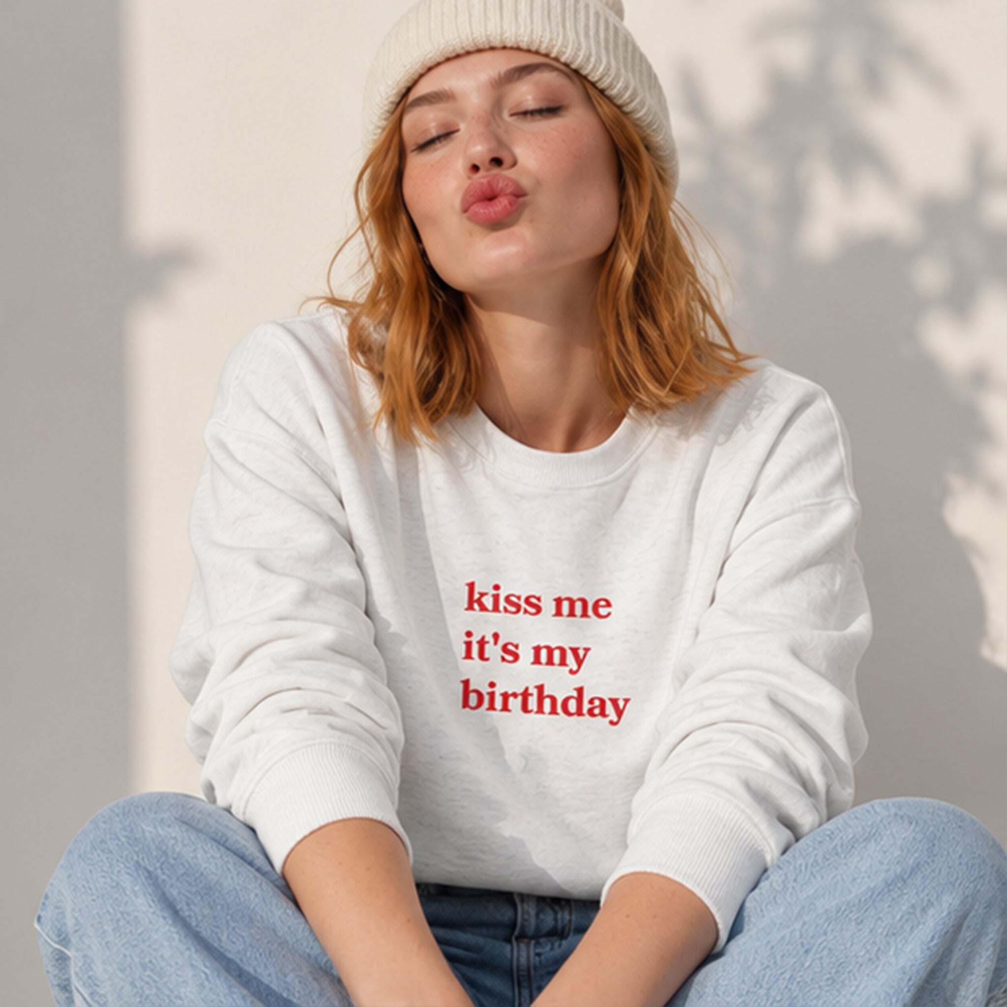Kiss Me It's My Birthday Sweatshirt – Beyaz – model üzerinde ön görünüm