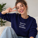 Kiss Me It's My Birthday Sweatshirt – Lacivert – model üzerinde ön görünüm