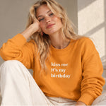 Kiss Me It's My Birthday Sweatshirt – Turuncu – model üzerinde ön görünüm