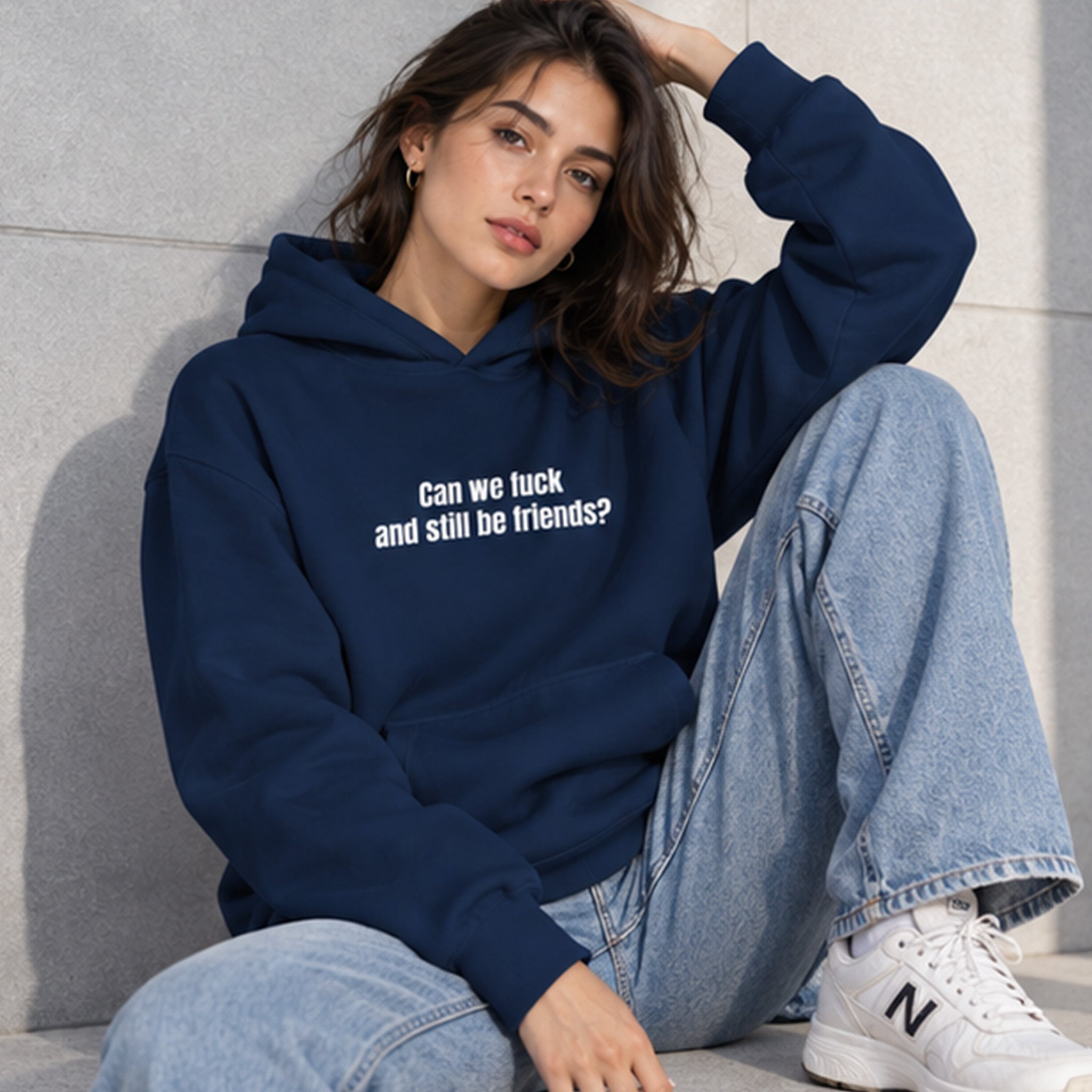 Can We Fuck Oversize Hoodie – Lacivert – model üzerinde ön görünüm