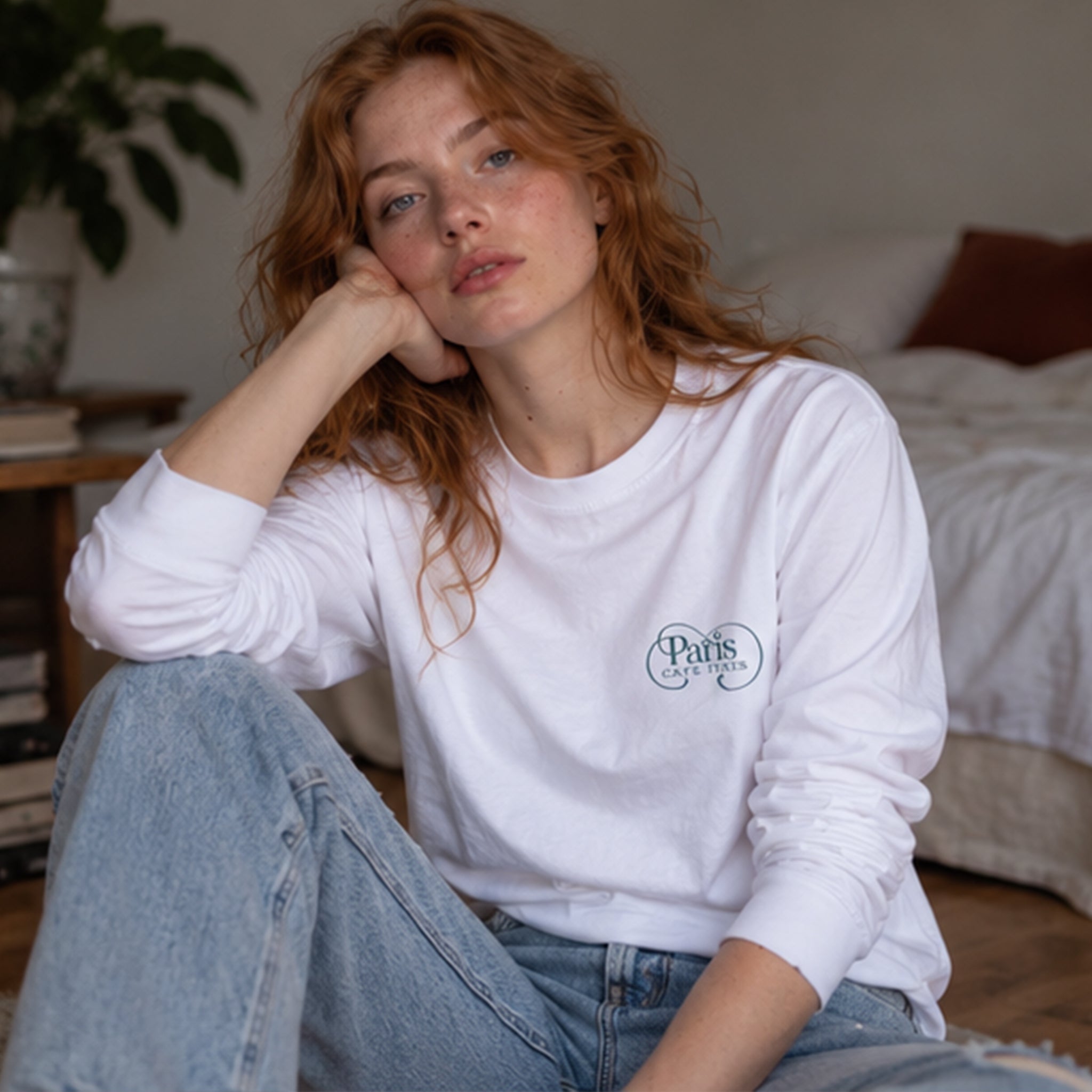 Café de Paris Sweatshirt – Beyaz – model üzerinde ön görünüm
