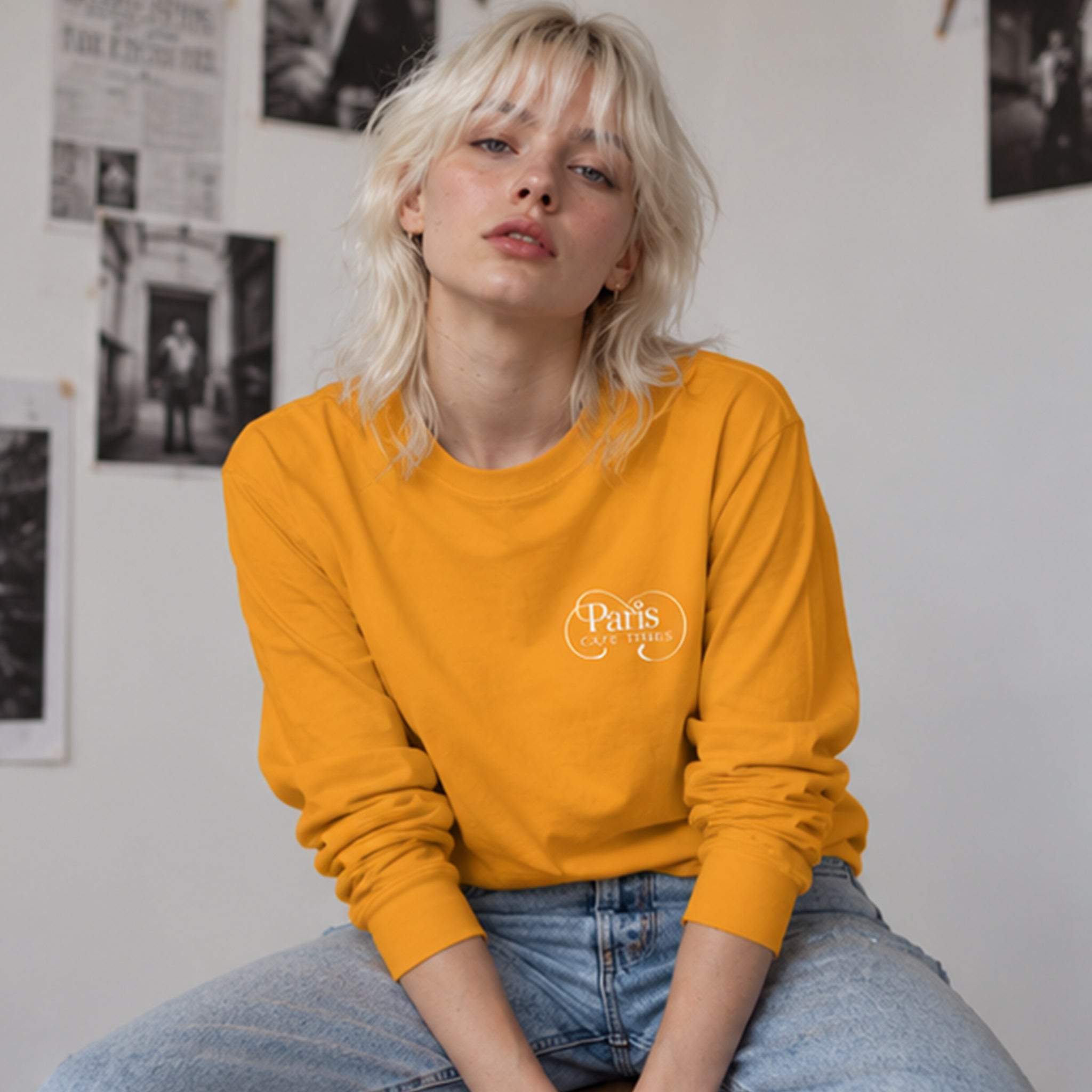 Café de Paris Sweatshirt – Turuncu – model üzerinde ön görünüm