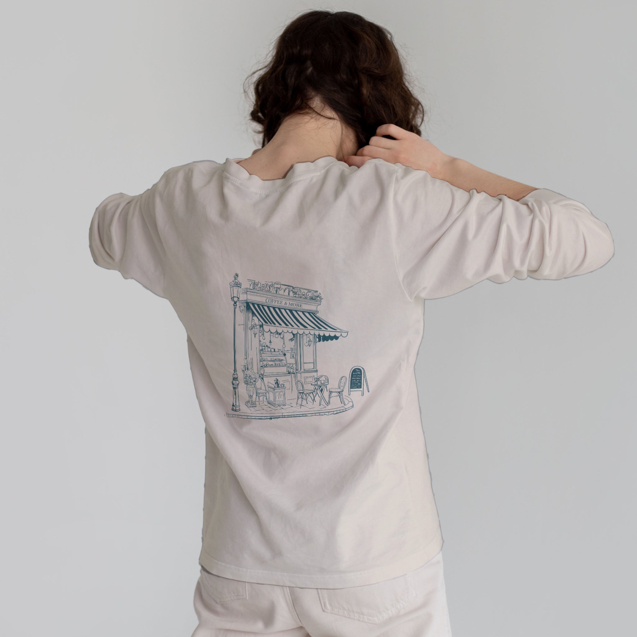 Café de Paris Sweatshirt – Bej – model üzerinde arka görünüm