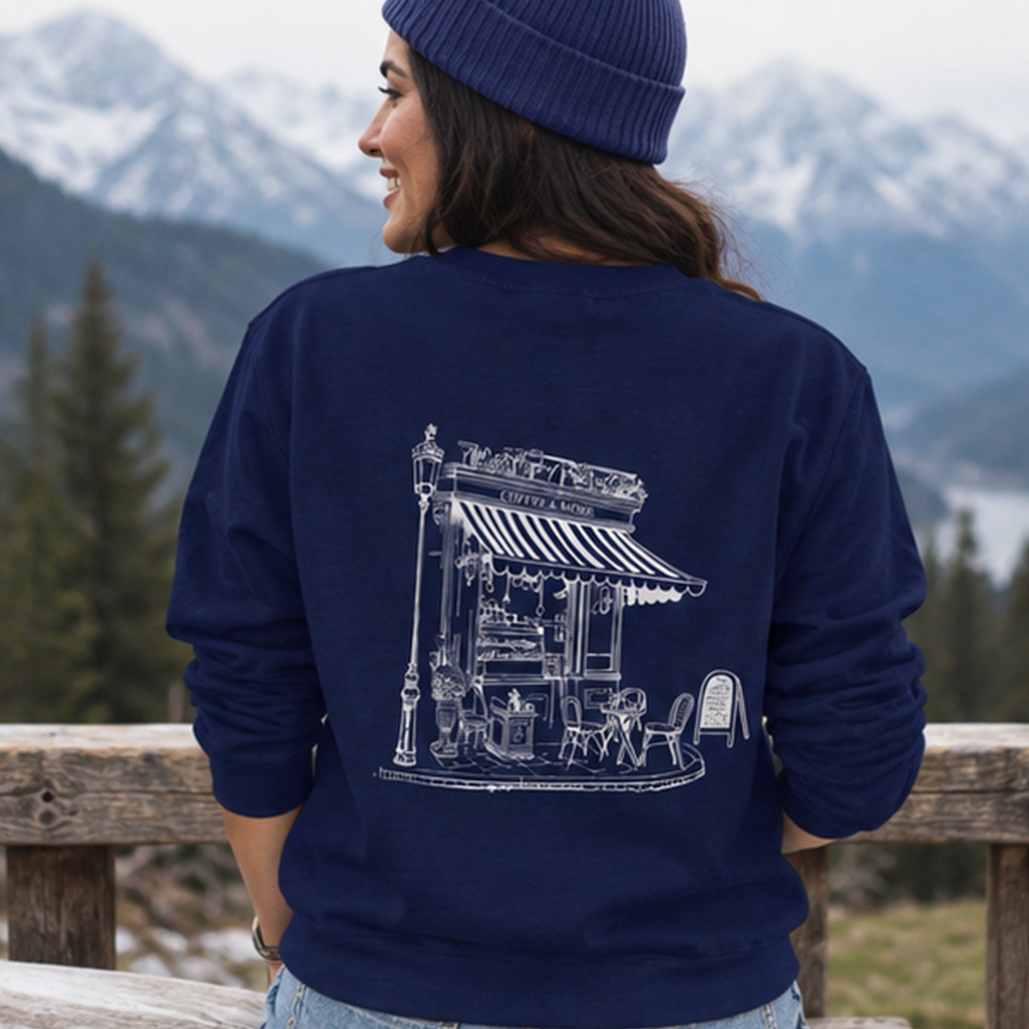 Café de Paris Sweatshirt – Lacivert – model üzerinde arka görünüm