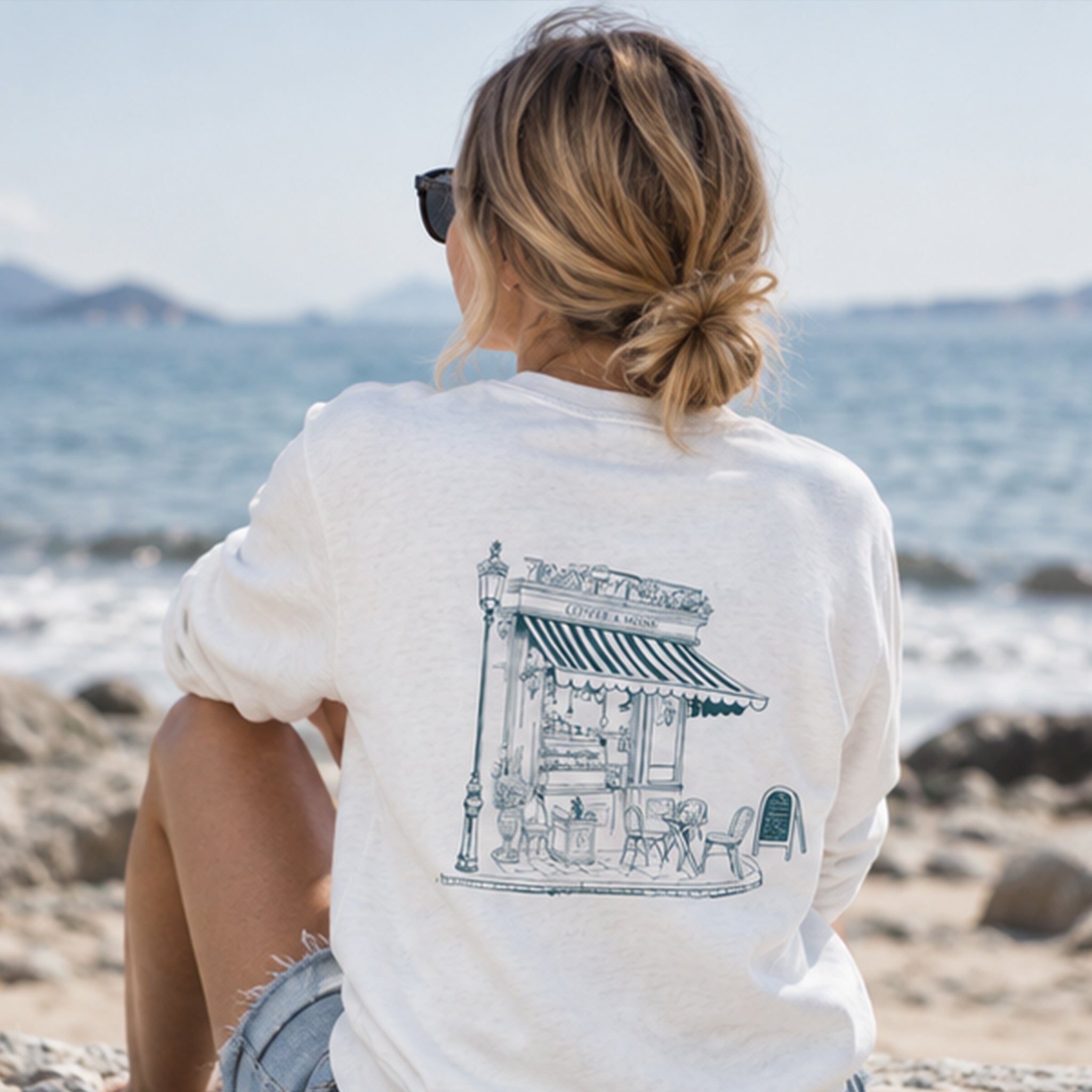 Café de Paris Sweatshirt – Beyaz – model üzerinde arka görünüm