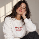 I Smell Like You Sweatshirt – Beyaz – model üzerinde ön görünüm